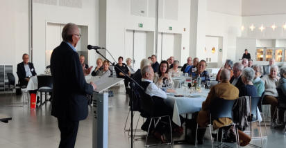 Jaak opent de feestvergadering