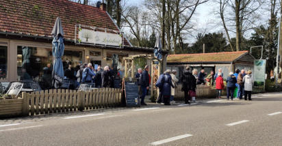 Een mooi beeld van de ganse groep aan het restaurant