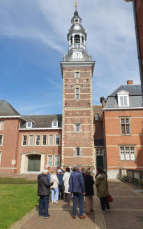 De klokkentoren met de zonnewijzer