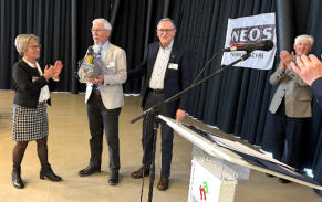 Lambert Bas wordt gehuldige voor zijn jaren lange inzet voor NEOS