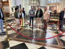De gids geeft uitleg over bezienswaardigheden van Diest